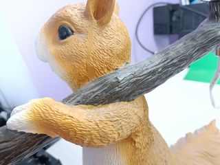 Lampada da tavolo comodino forma scoiattolo resina