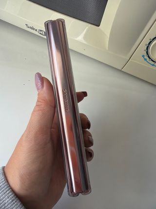 Samsung Galaxy Z Fold2 5G tiene una led en la pant