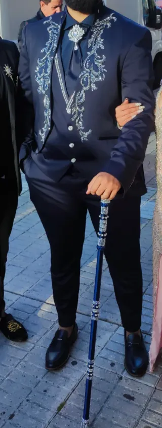 Traje de Novio Azul con Bordados Plateados