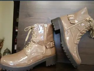 Botas charol marrón con detalles dorados