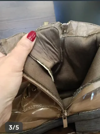 Botas charol marrón con detalles dorados