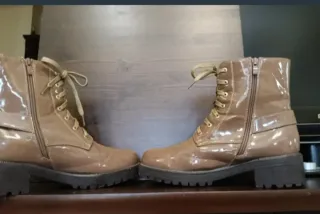 Botas charol marrón con detalles dorados