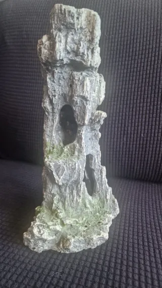 Adorno acuario roca artificial.