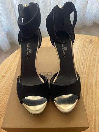 Zapatos de fiesta Gloria Ortiz negros y dorados