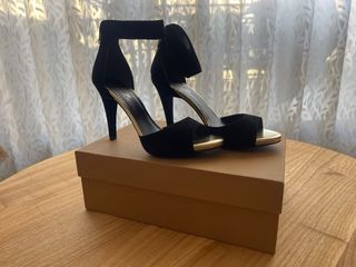 Zapatos de fiesta Gloria Ortiz negros y dorados