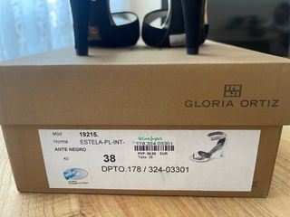 Zapatos de fiesta Gloria Ortiz negros y dorados