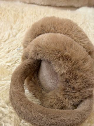 Orejeras de pelo marrón