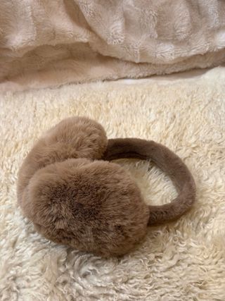 Orejeras de pelo marrón