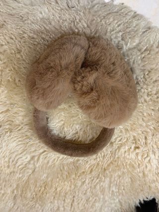 Orejeras de pelo marrón