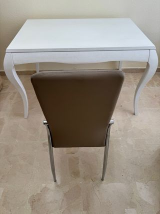 Juego 4 sillas marrón.