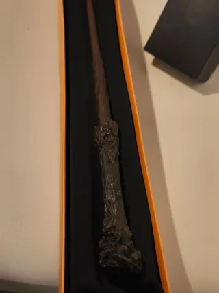 Caja con  Varita original Ollivanders Harry Potter