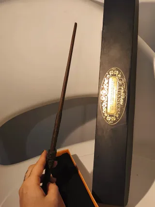 Caja con  Varita original Ollivanders Harry Potter