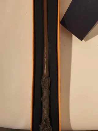 Caja con  Varita original Ollivanders Harry Potter