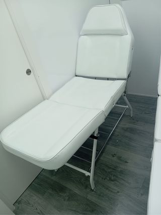 Camilla de estetica blanca