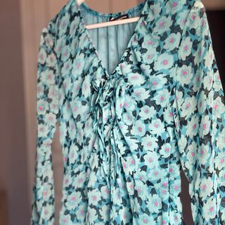 Vestido floral azul y rosa