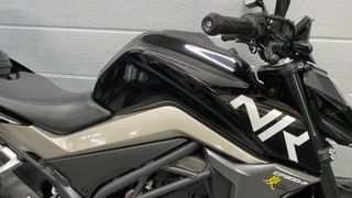 CFMOTO 300 NK Negra y Plateada