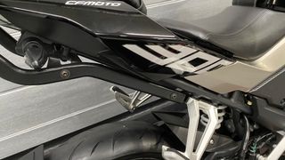 CFMOTO 300 NK Negra y Plateada