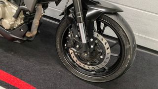 CFMOTO 300 NK Negra y Plateada