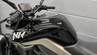 CFMOTO 300 NK Negra y Plateada