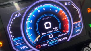 CFMOTO 300 NK Negra y Plateada