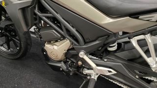 CFMOTO 300 NK Negra y Plateada