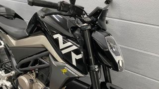 CFMOTO 300 NK Negra y Plateada