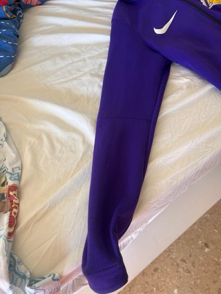 Chaqueta Nike Lakers Morada Estilo tech fleece