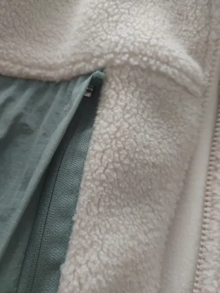 Cazadora borreguillo blanca y verde. Con capucha.