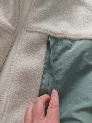 Cazadora borreguillo blanca y verde. Con capucha.