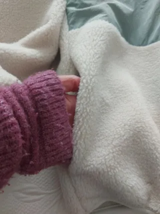 Cazadora borreguillo blanca y verde. Con capucha.