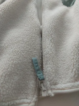 Cazadora borreguillo blanca y verde. Con capucha.