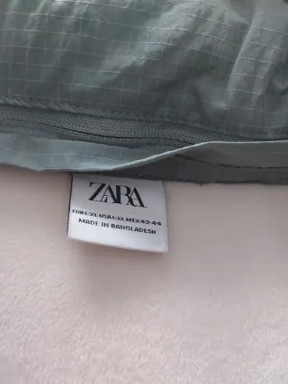 Cazadora borreguillo blanca y verde. Con capucha.