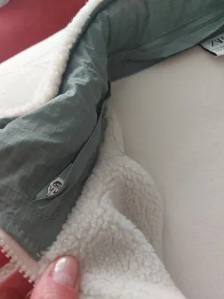 Cazadora borreguillo blanca y verde. Con capucha.