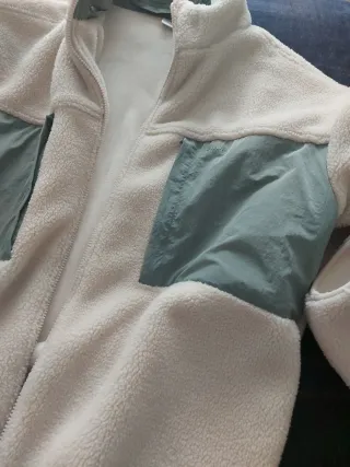 Cazadora borreguillo blanca y verde. Con capucha.