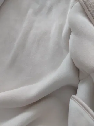 Cazadora borreguillo blanca y verde. Con capucha.