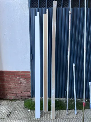 Rodapié de madera blanco