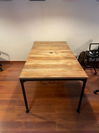 Mesa de madera y metal con ruedas