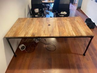 Mesa de madera y metal con ruedas