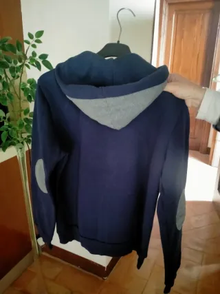 Felpa blu con toppe grigie