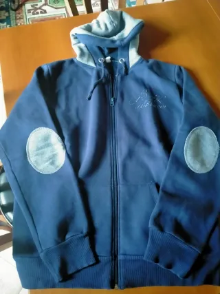 Felpa blu con toppe grigie