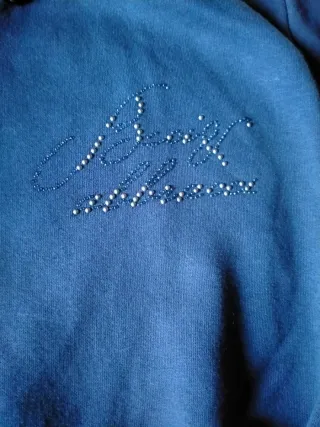 Felpa blu con toppe grigie