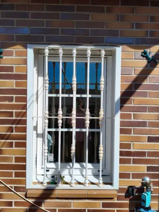 Reja de ventana de fierro blanca (120 alto x 78)