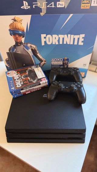 PS4 Pro 1TB Fortnite Edition + 2 Mandos