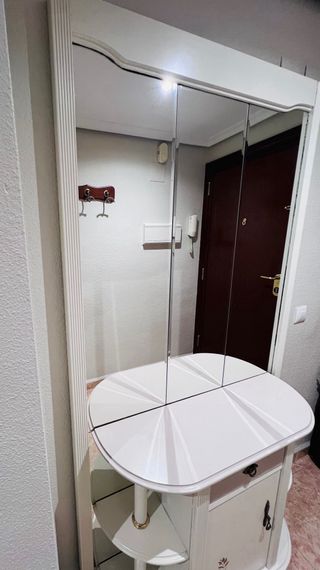 Recibidor con espejo.