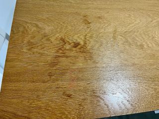 URGE: Mesa alta de metal y madera, con 3 taburetes