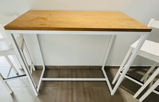 URGE: Mesa alta de metal y madera, con 3 taburetes