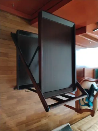 Mesa auxiliar madera nogal con ruedas