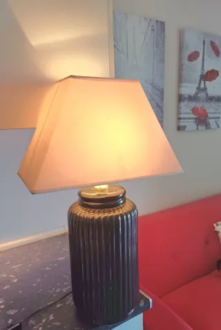 Lámpara de mesa negra y dorada