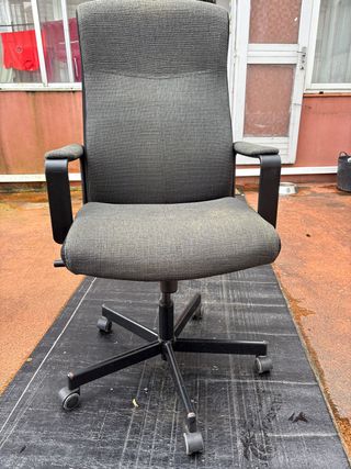 Silla de oficina ergonómica gris