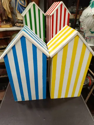 Casetas de playa de madera a rayas